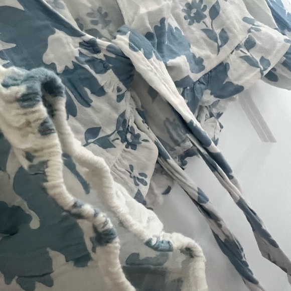 Floral Blue Tie-Front Crop Top Size Medium - Picture 6 of 8